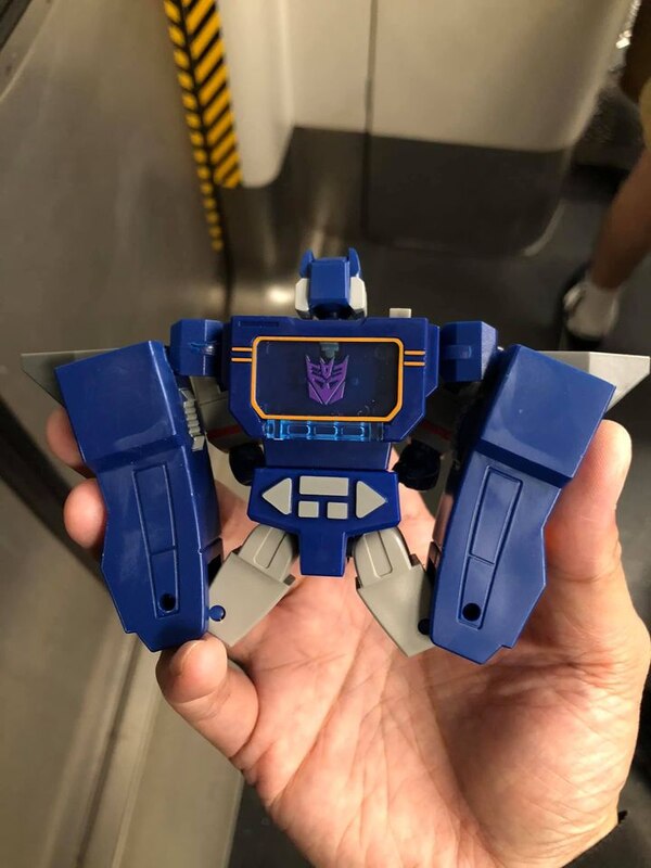 Transformers RED Soundwave In Hand Images  (4 of 9)